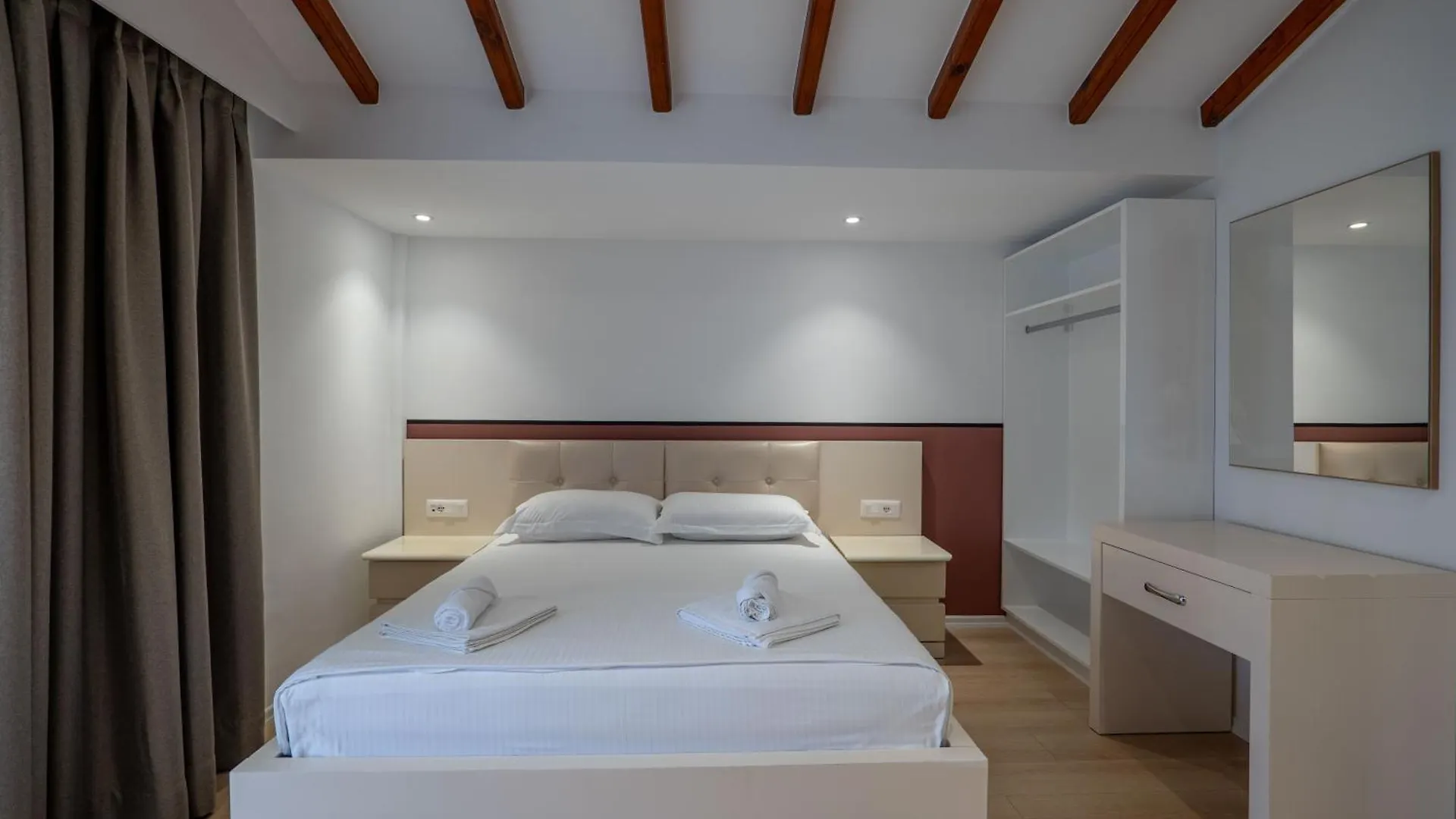 Hotel Emblem Saranda 4*,
