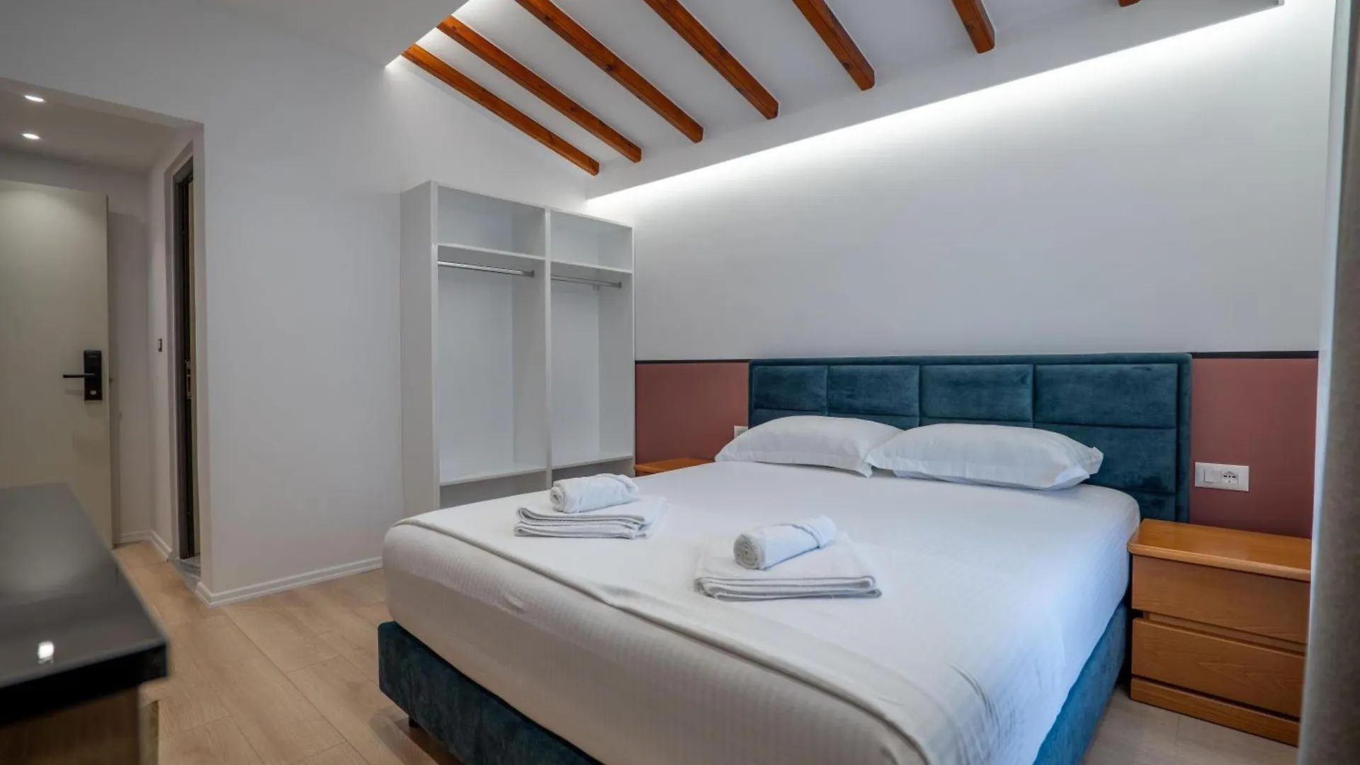 Hotel Emblem Sarande 4*,  Albania
