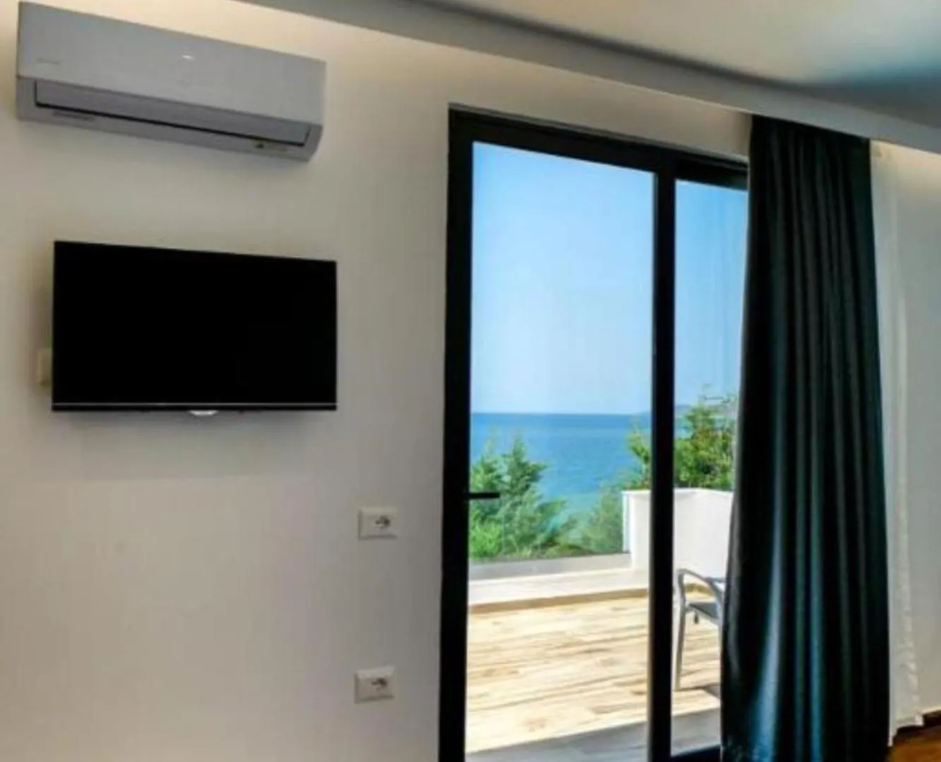 Hotel Emblem Sarandë 4*,